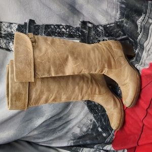 Frye tan distressed boots